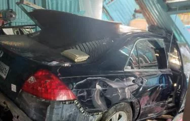Tragedia nocturna: Conductor estrella su auto en una casa y arrebata dos vidas mientras dormían