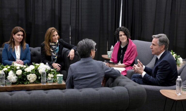 DENVER: Carolina Mejía se reúne con el secretario de Estado EE.UU.