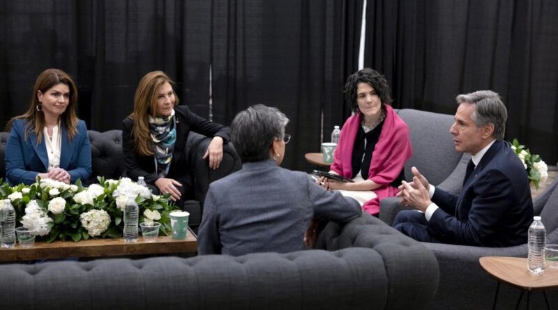 DENVER: Carolina Mejía se reúne con el secretario de Estado EE.UU.
