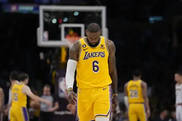 LeBron cuestiona su futuro después de la eliminación de Lakers