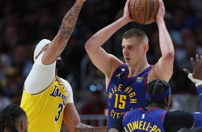 Nikola Jokic somete a los Lakers y Nuggets pican delante en final Oeste de la NBA