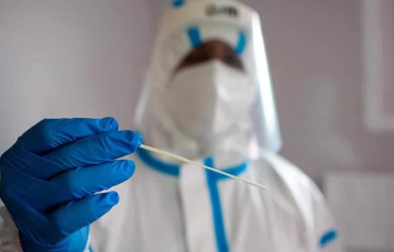 OMS levanta alerta máxima por pandemia de COVID-19 que dejó "al menos 20 millones" de muertos