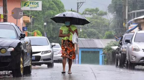 Onamet pronostica lluvias por efectos de onda tropical combinada con vaguada; vigentes avisos y alertas