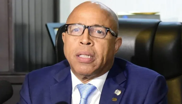 Pacheco llama «abusador» al ministro de Medio Ambiente