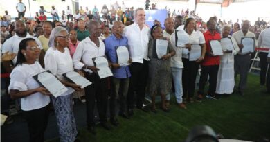 Presidente dominicano entrega 2,143 títulos a 8,572 familias