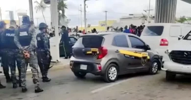 Vigilante se atrinchera dentro de vehículo en Villa Mella tras incidente con conductor