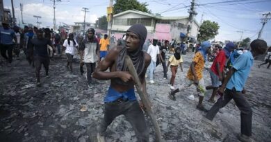 Dicen haitianos toman justicia en sus manos, luchan contra bandas