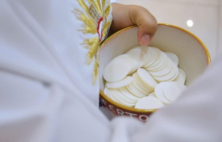 "¡Se multiplicaron las hostias!" en una iglesia; el Vaticano investiga si se trata de un milagro