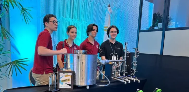 Estudiantes dominicanos crean máquina para convertir sargazo en combustible