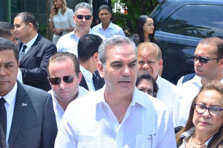 Abinader culpa a los pasados gobiernos de que en La Victoria no haya un mercado