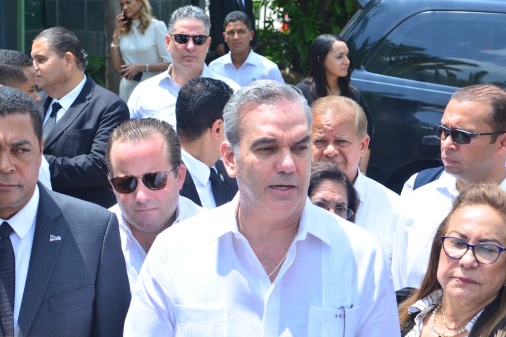 Abinader culpa a los pasados gobiernos de que en La Victoria no haya un mercado