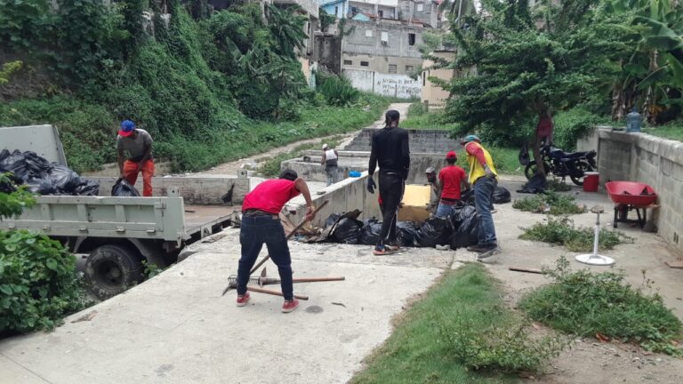 Ayuntamiento Santo Domingo Este interviene nueve cañadas para evitar inundaciones ante el paso de la tormenta Bret