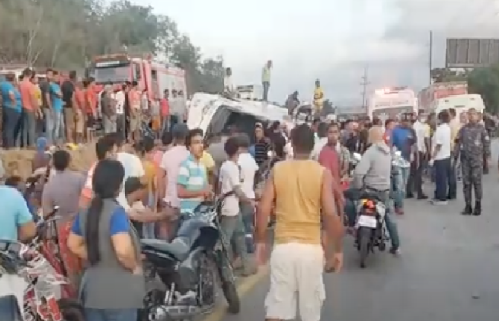 Cinco muertos y 28 heridos al volcarse autobús cerca de La Vega
