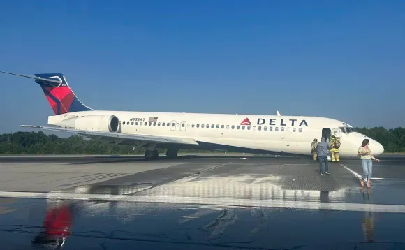 ¡Pánico en el aire! Avión de Delta Airlines aterriza sin tren delantero en un aeropuerto de EE.UU.