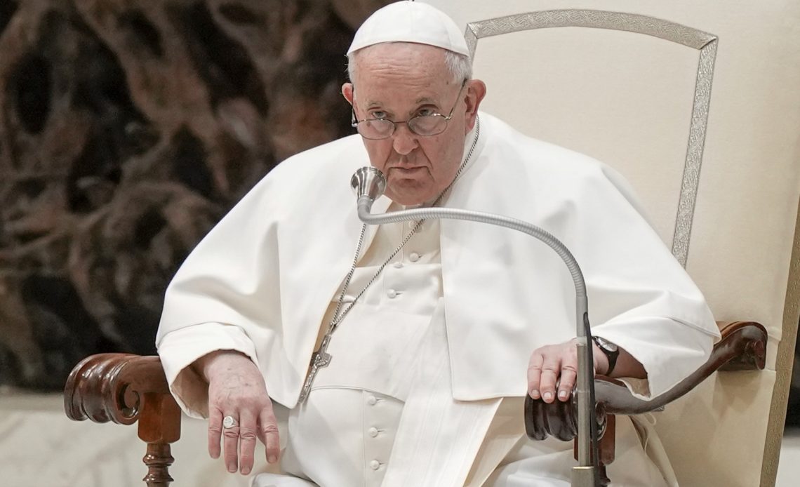 El papa se encuentra bien y los controles son buenos tras la operación