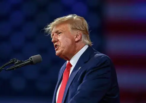 Trump dice ha sido acusado en investigación sobre manejo de documentos clasificados