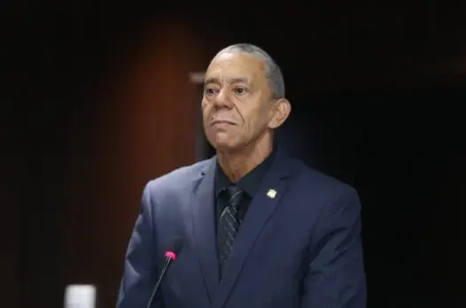 Diputado Vargas alerta barcaza contamina playa Los Negros