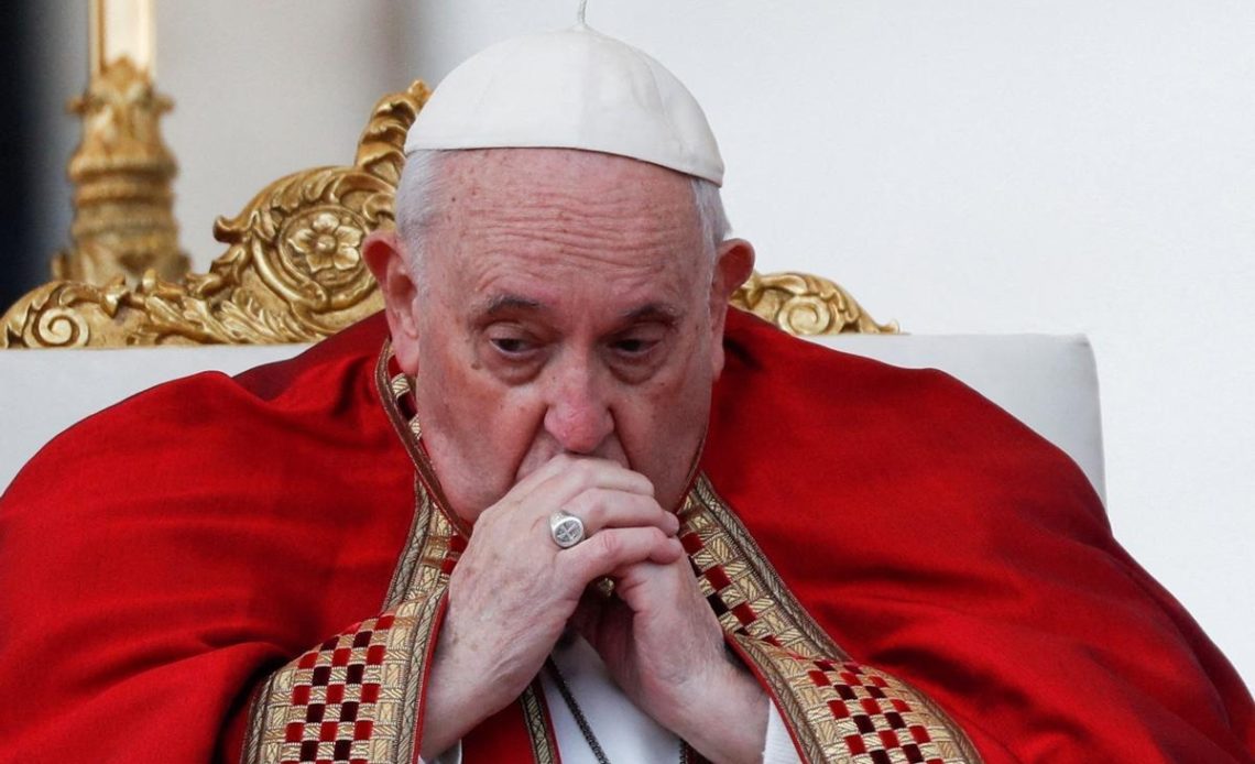 Operan hoy con anestecia general al Papa Francisco