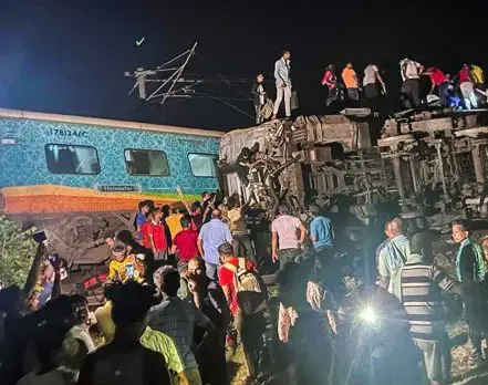 Mueren 200 choque trenes en India