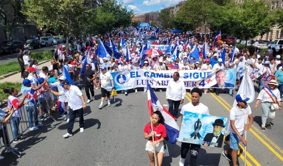 Abrumador apoyo a la reelección de Abinader en Gran Parada Dominicana de El Bronx muestra supremacía electoral del PRM en NY