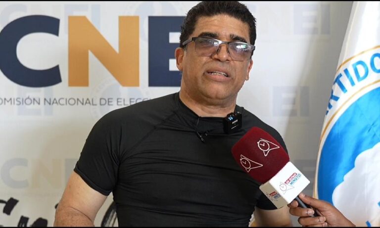 ¡En bicicleta! Dio Astacio inscribe candidatura para de Alcaldía SDE