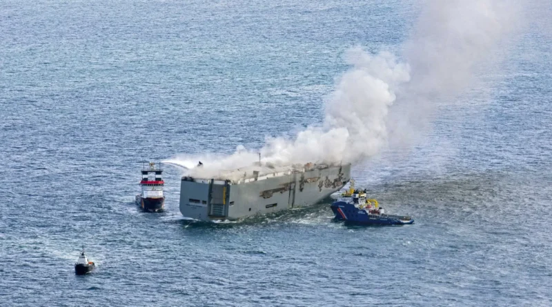 Barco cargado de tres mil vehículos se incendia cerca de la costa de Países Bajos