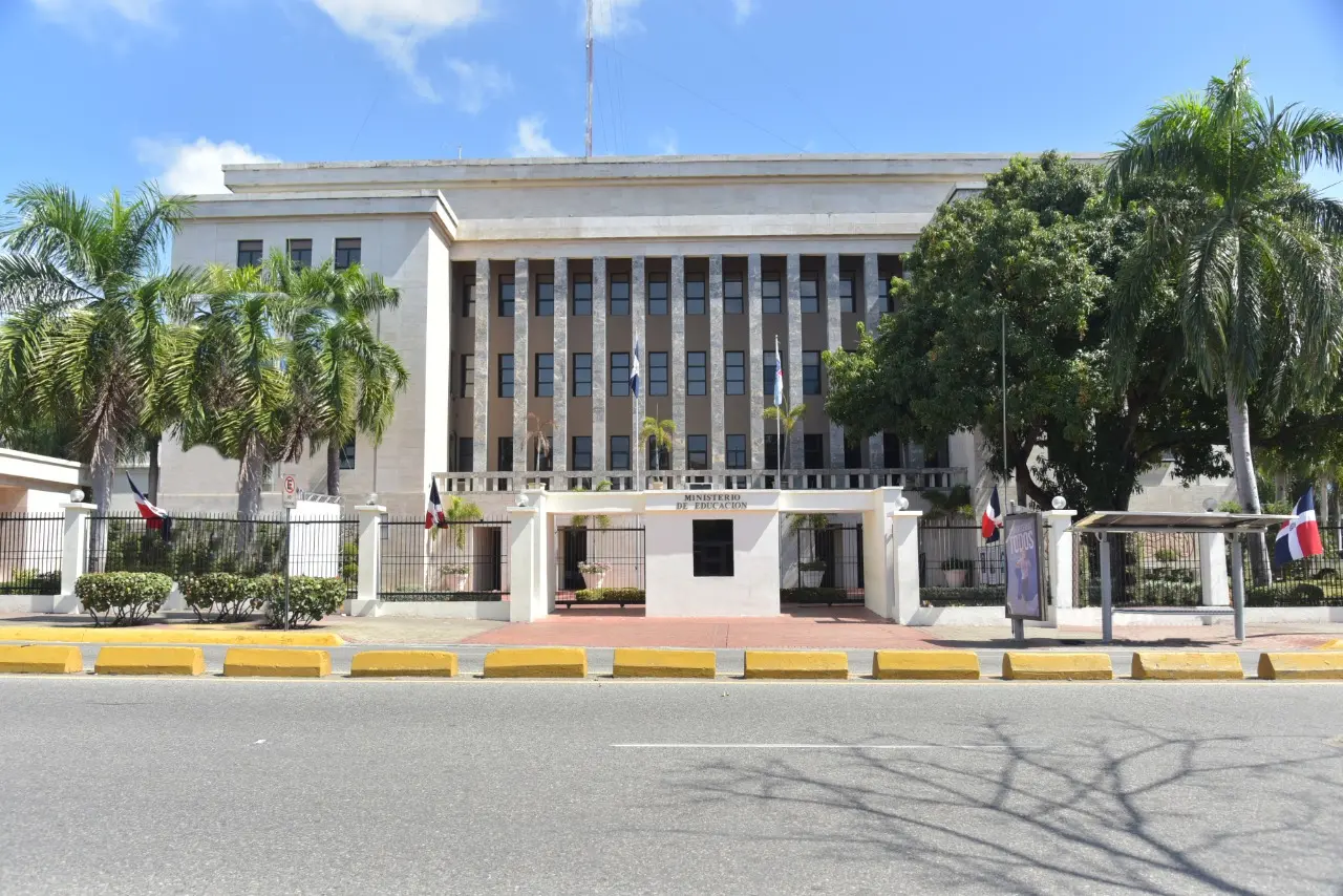 Educación desvincula a cuatro personas que ejercían como docentes con títulos falsos