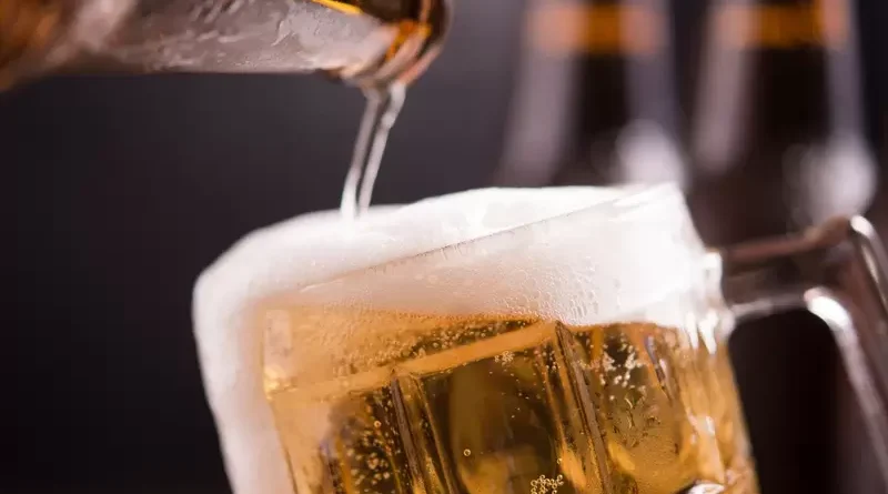 Estudio revela una sola bebida alcohólica al día puede elevar la tensión arterial