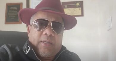 El cantante Héctor Acosta enfrenta rumor de que abandonaría PRM
