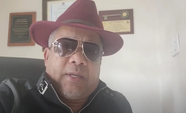 El cantante Héctor Acosta enfrenta rumor de que abandonaría PRM