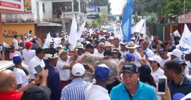 Militantes del PRM en Los Alcarrizos marchan para exigir que la candidatura a la Alcaldía sea para uno de sus miembros