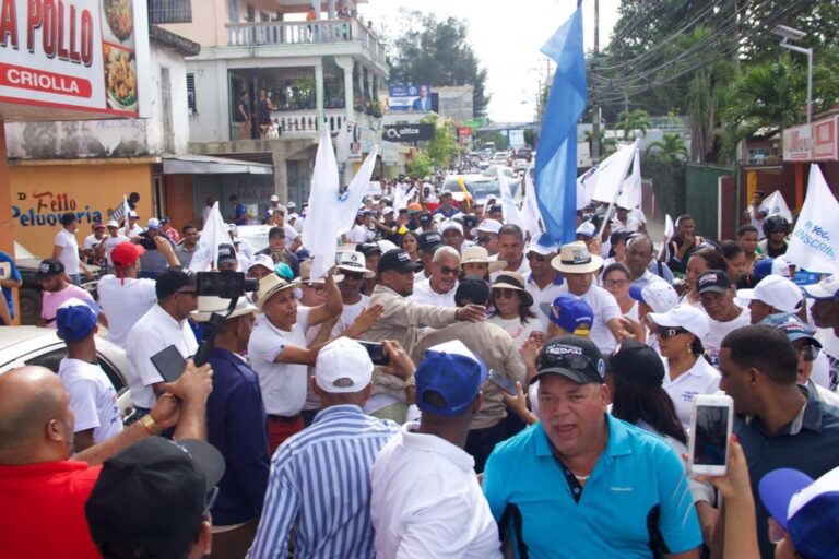 Militantes del PRM en Los Alcarrizos marchan para exigir que la candidatura a la Alcaldía sea para uno de sus miembros