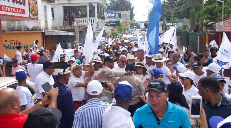 Militantes del PRM en Los Alcarrizos marchan para exigir que la candidatura a la Alcaldía sea para uno de sus miembros