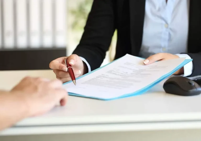 Médicos buscan homologar títulos para especialidad en España y son estafados