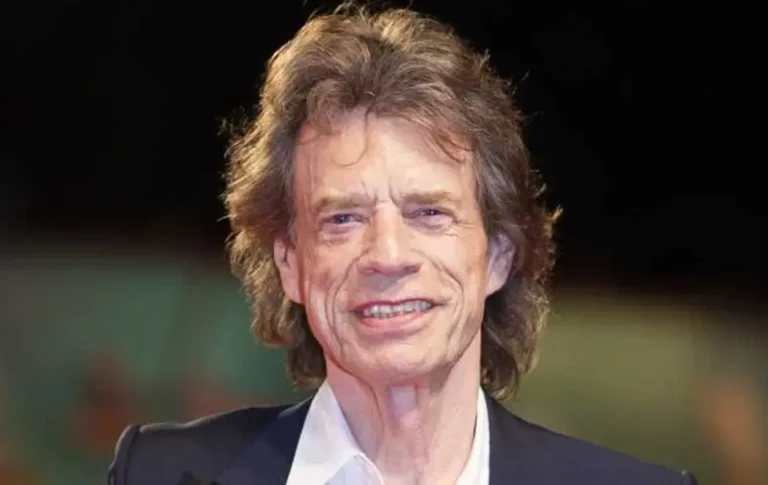 El artista Mick Jagger cumple 80 años sin bajar ritmo de trabajo