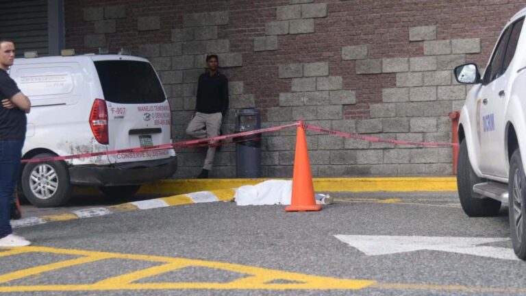 Mujer se suicida lanzándose desde el cuarto piso de Plaza Central, SD