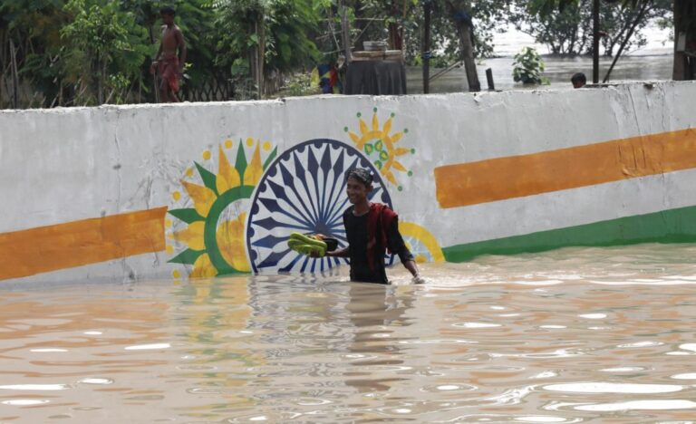 Partes de Nueva Delhi amanecen bajo el agua por una crecida histórica entre evacuaciones