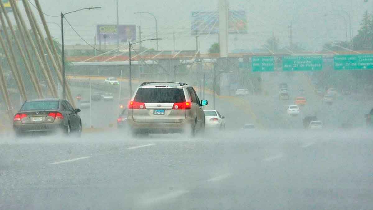 Onamet pronostica aguaceros y tronadas sobre el país por onda tropical