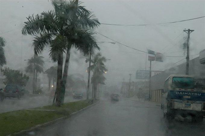 Onda tropical y vaguada provocarán lluvias moderadas este lunes