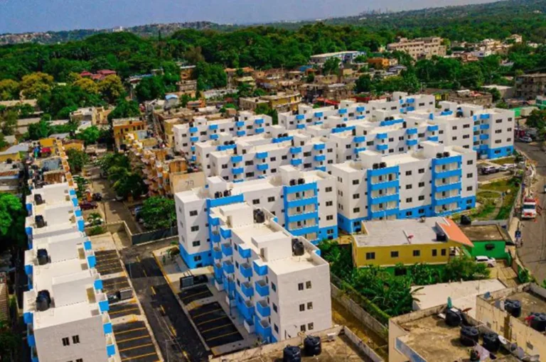 Presidente Abinader entrega 200 apartamentos Guajimía
