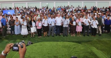 Presidente entrega 1,242 títulos a familias Sabana Grande de Boyá