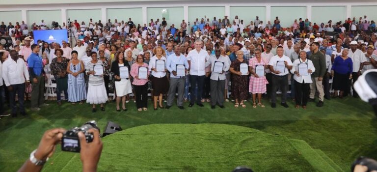 Presidente entrega 1,242 títulos a familias Sabana Grande de Boyá