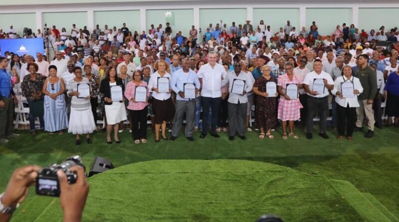 Presidente entrega 1,242 títulos a familias Sabana Grande de Boyá