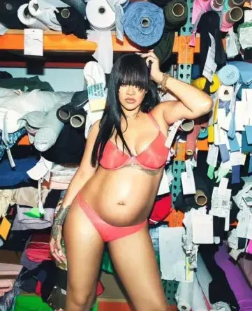 Rihanna sorprende a todos mostrándose con ropa sexy durante embarazo