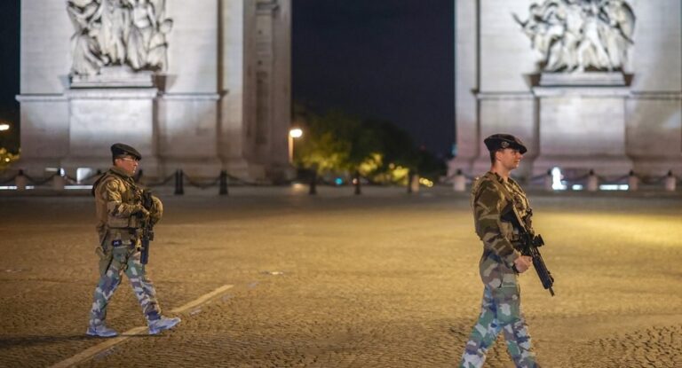 Un bombero muerto y al menos 157 detenidos anoche durante disturbios en Francia