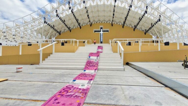 Colocan una alfombra de ‘billetes’ para protestar por visita del papa a Portugal