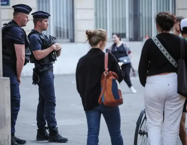 350 arrestados en disturbios Francia