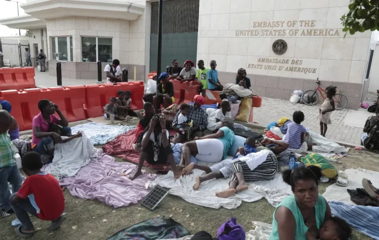Dispersan haitianos cerca de la embajada de Estados Unidos