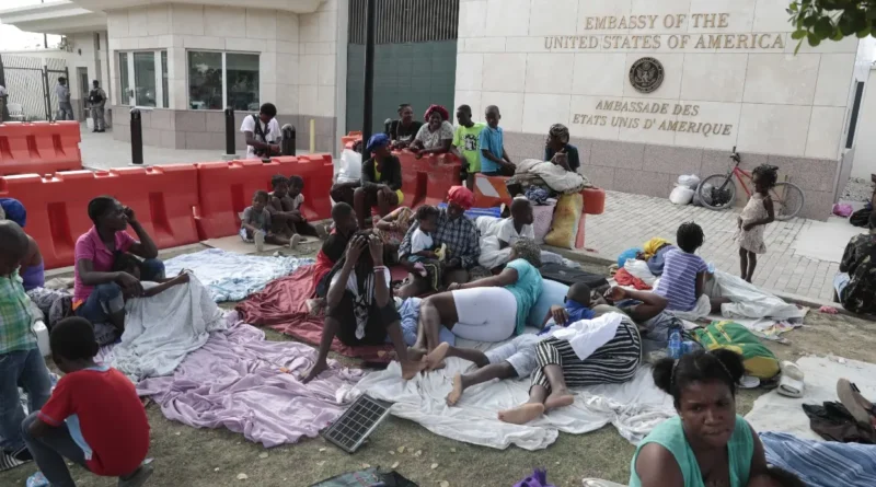 Dispersan haitianos cerca de la embajada de Estados Unidos
