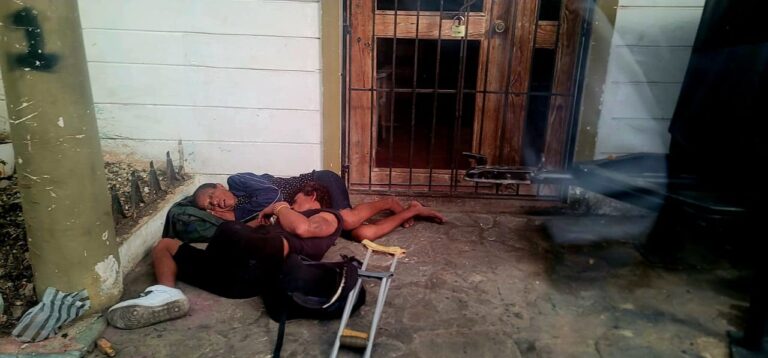 Denuncian mendigos y pedigüeños hostigan a turistas en Puerto Plata